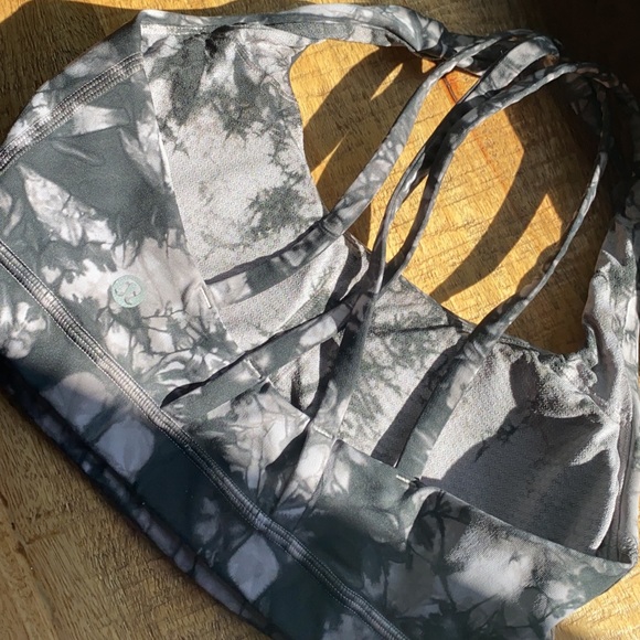 EUC Shibori Lululemon Energy Bra size 4 - Picture 3 of 4